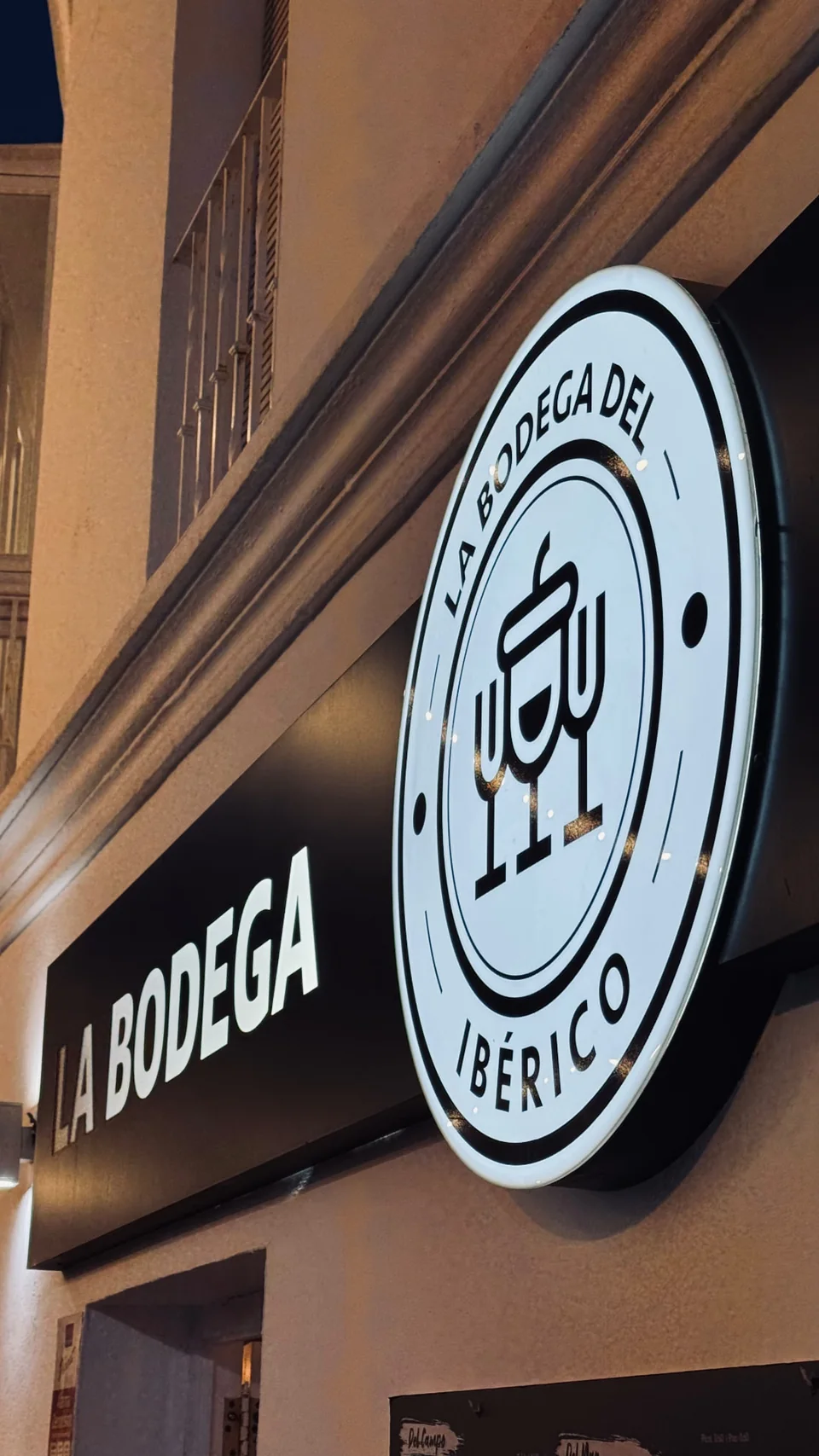 Rótulo luminoso de La Bodega del Ibérico