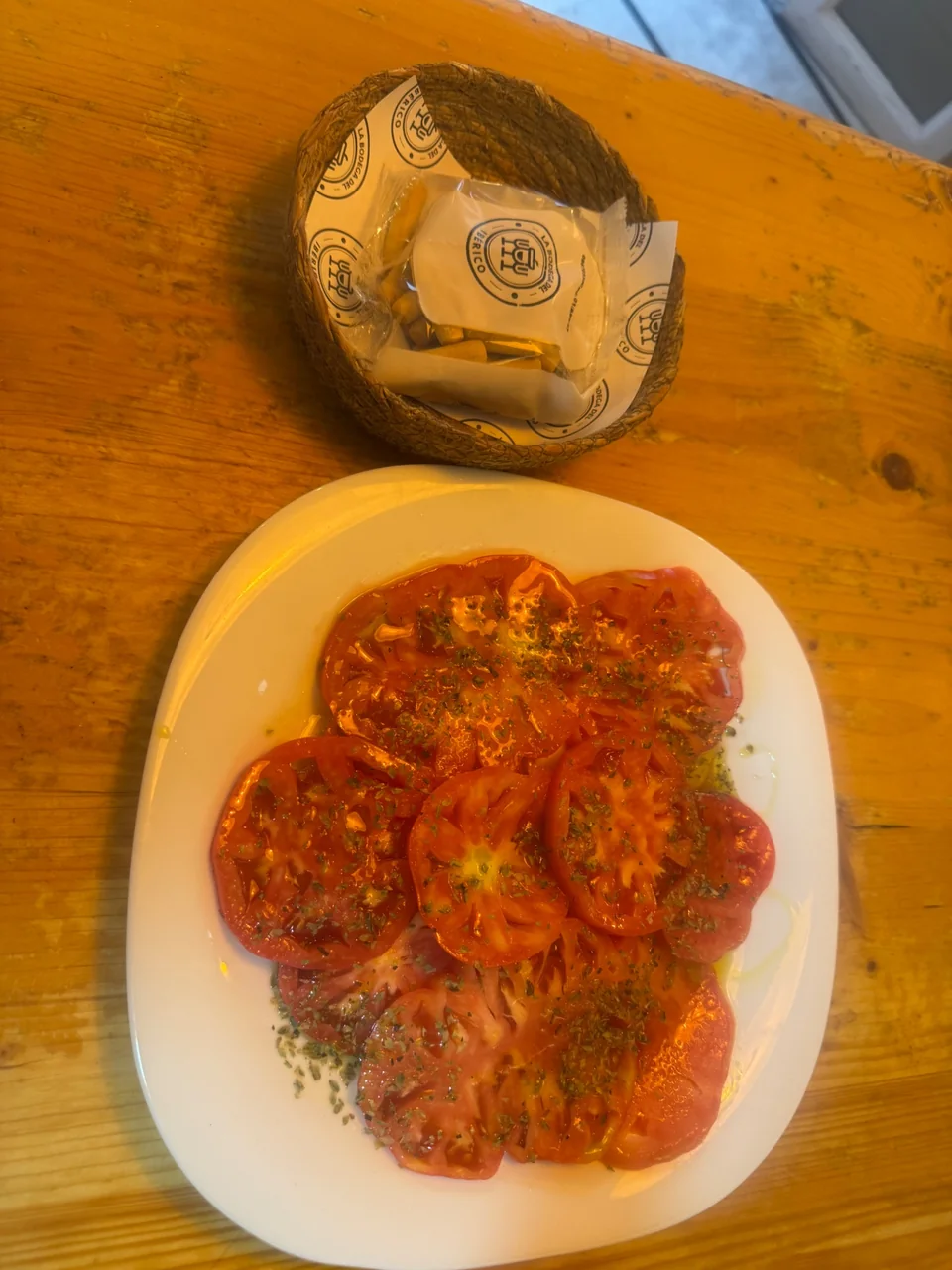 Tomate rosa de Conil con AOVE y orégano silvestre