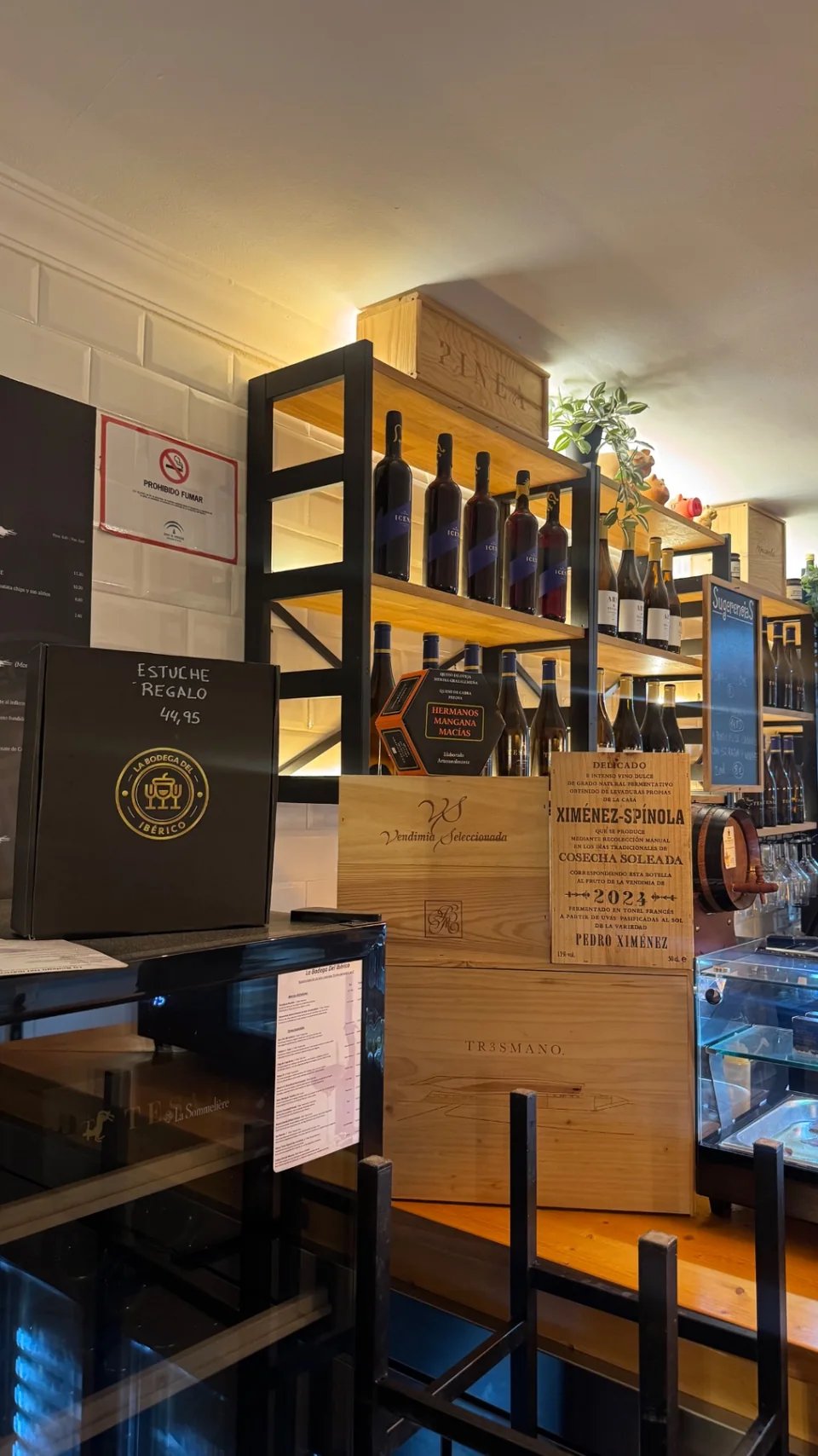 Estantería con cajas de vino y selección de la casa