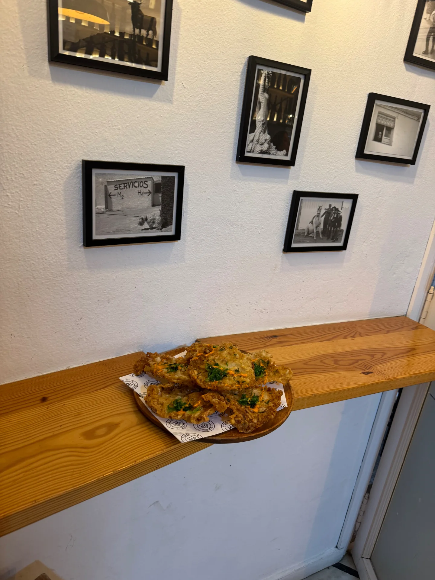 Chicharrones artesanos servidos en la barra