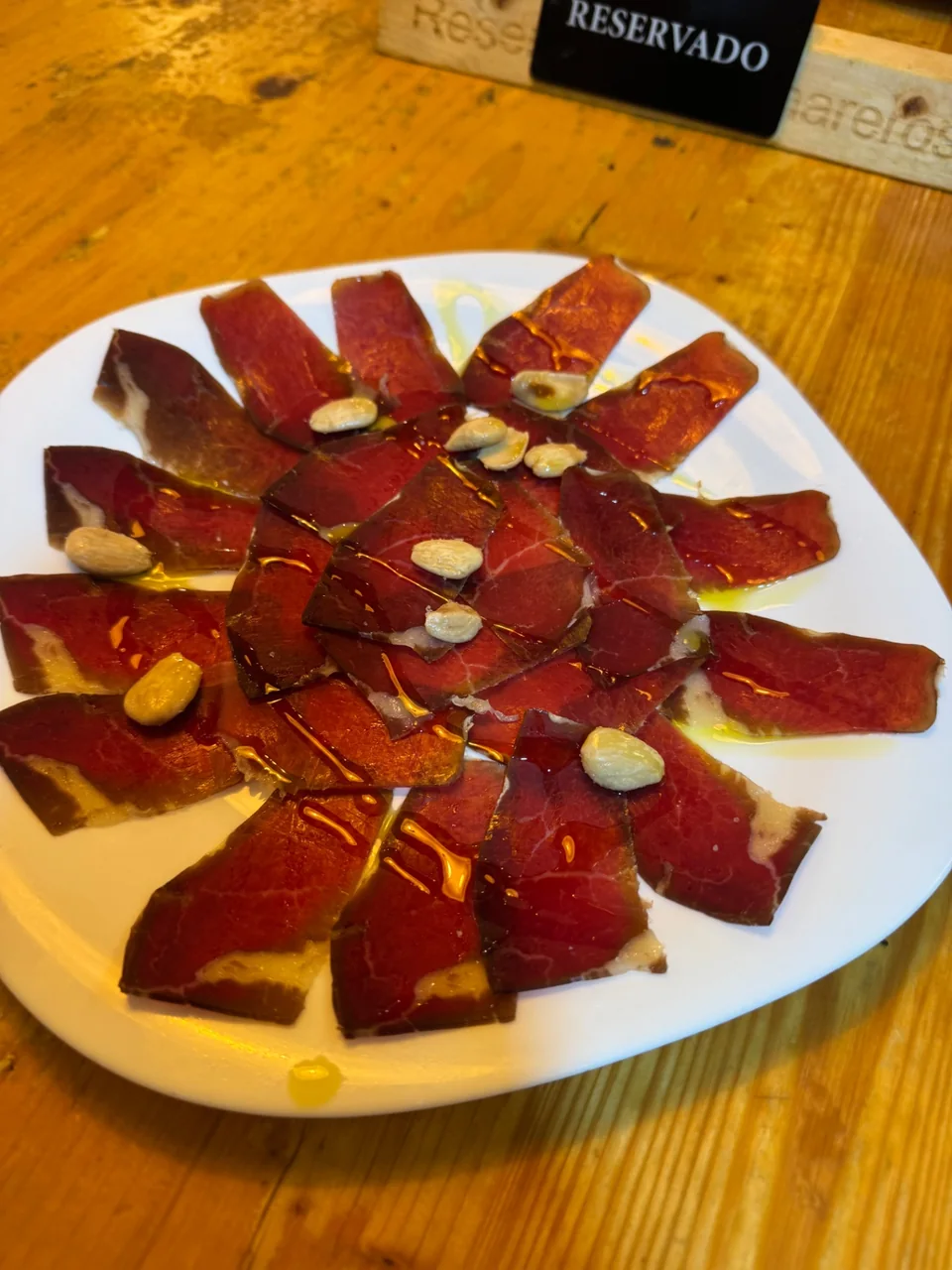 Cecina de vaca madurada con almendras