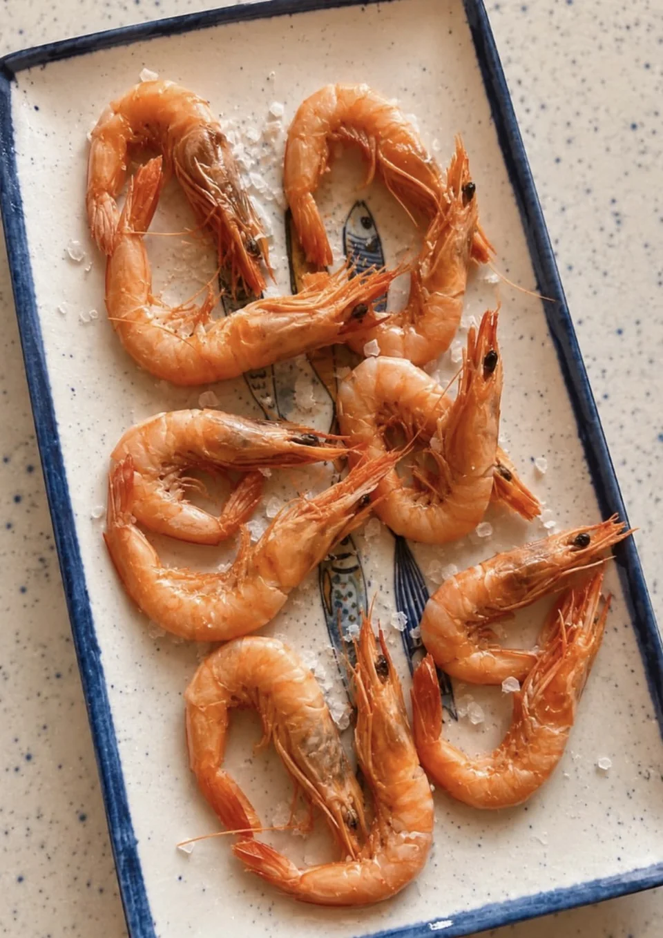 Langostinos cocidos con sal gruesa