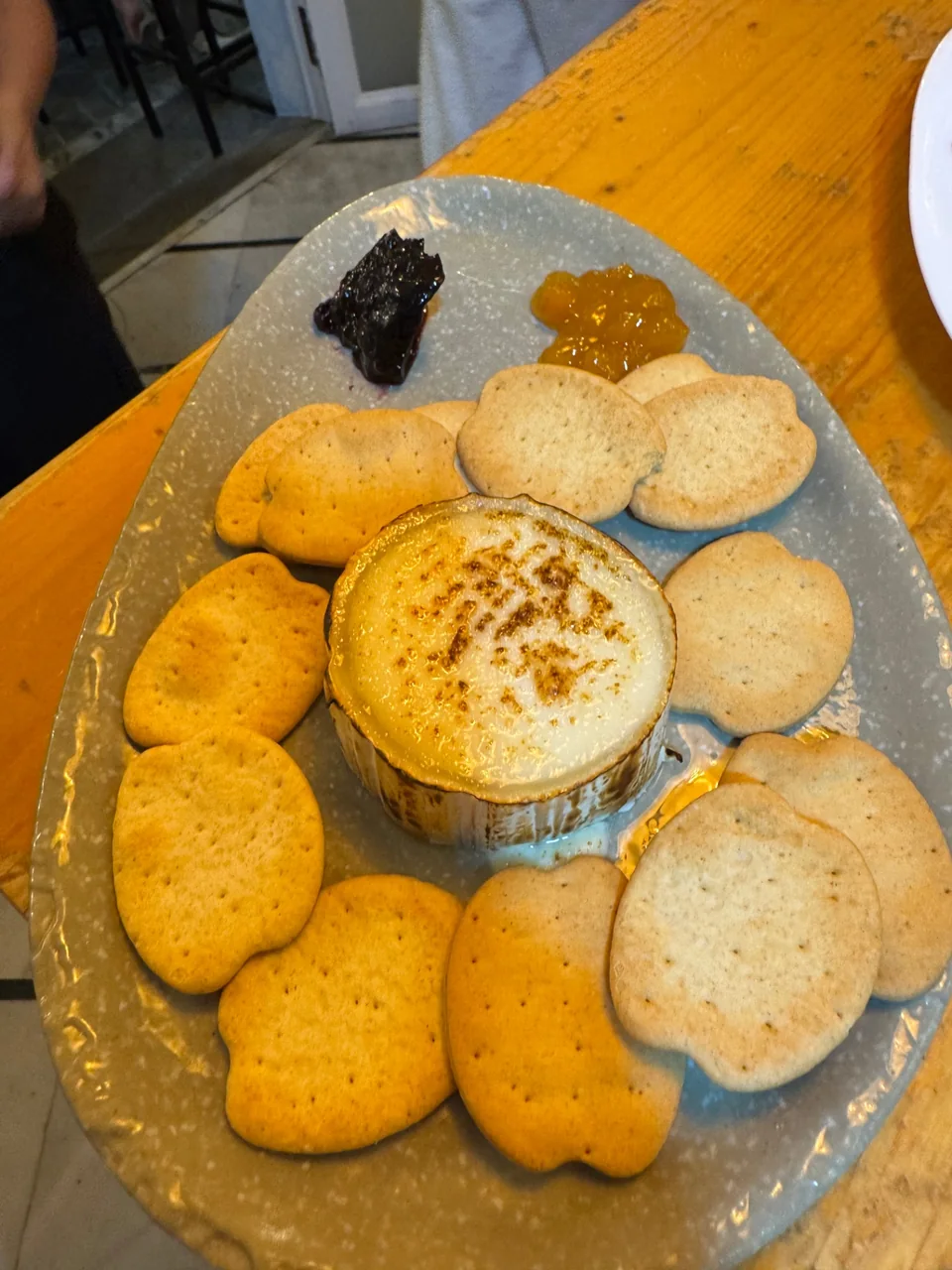 Queso de cabra curado crujiente con galletas