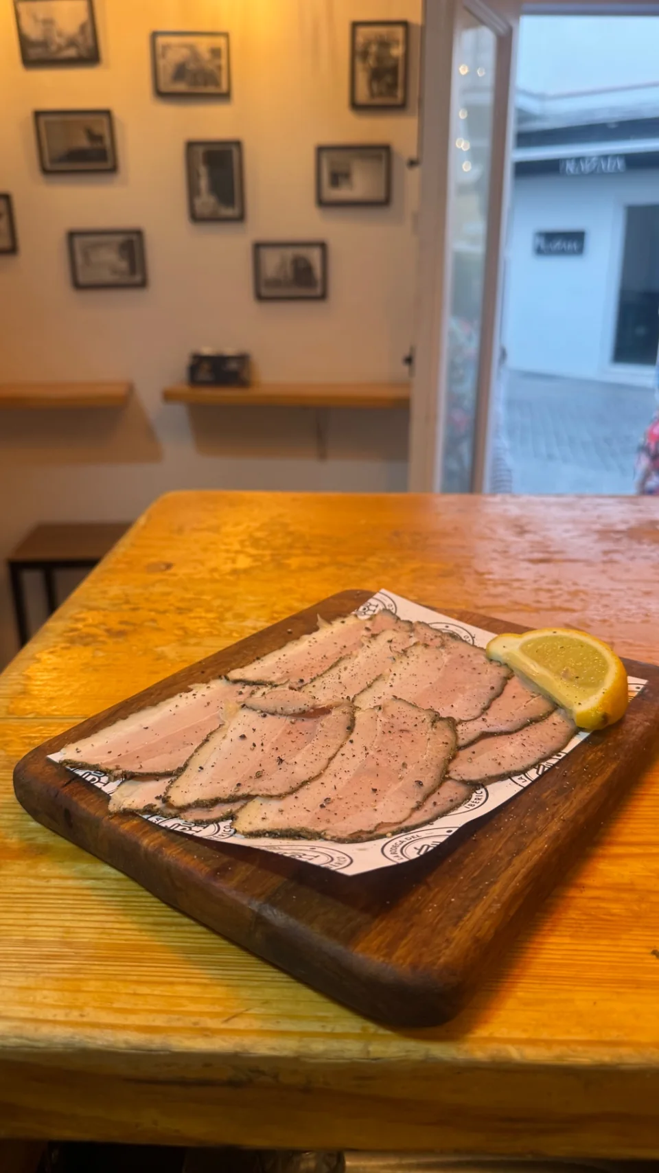 Paleta asada en tabla de madera