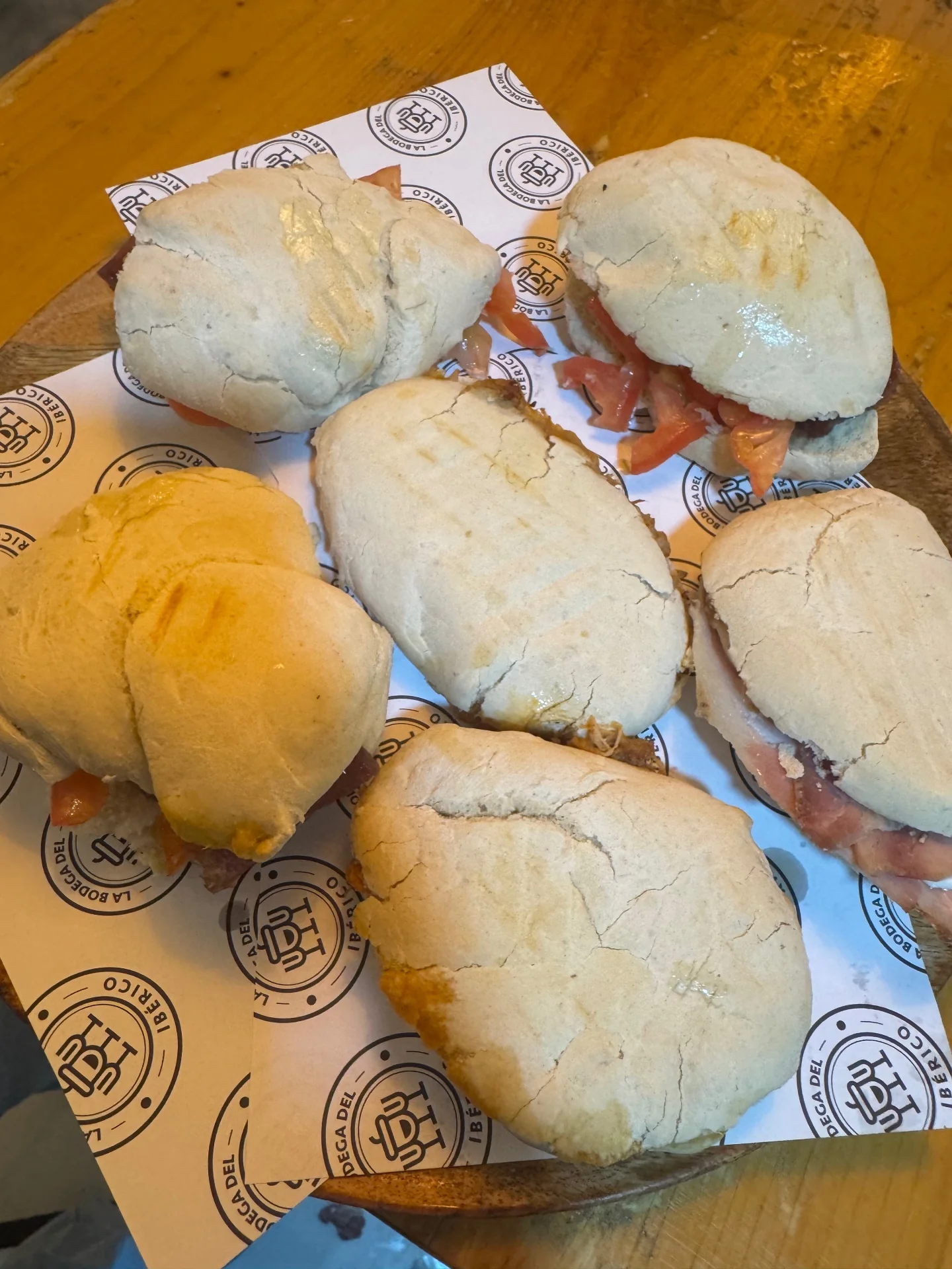 Aplastaditos variados sobre papel de La Bodega del Ibérico