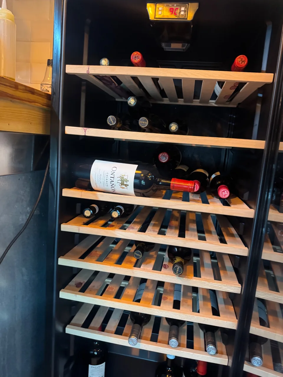 Vinoteca con botellas de vino a temperatura controlada